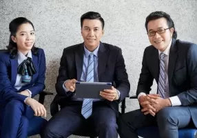 beda ceo dan direktur